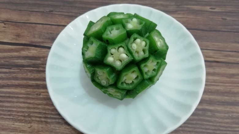 满天星,然后把秋葵一个一个的摆放在土豆泥圆球上，不用担心秋葵会掉下来，因为秋葵有黏液会粘住