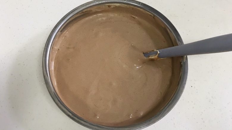 咖啡海绵蛋糕杯(分蛋法),第一次翻拌均匀后再加入下一次的量。