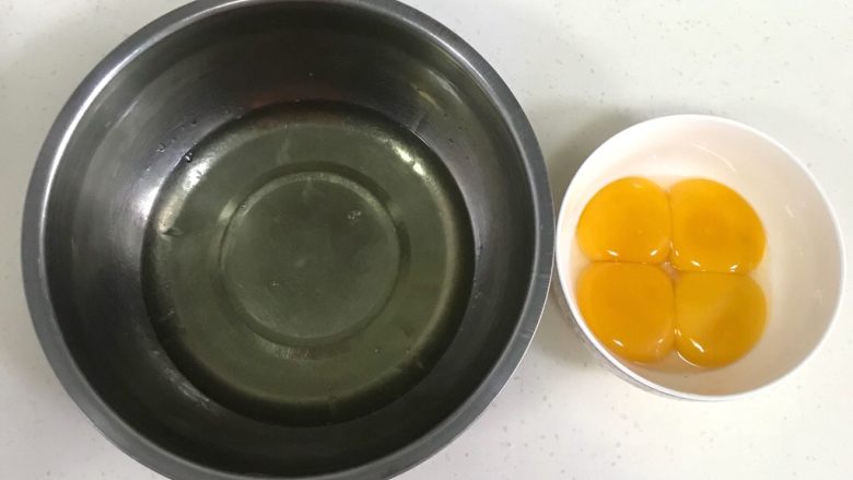 咖啡海绵蛋糕杯(分蛋法),把蛋白、蛋黄分离在无水无油的容器内。