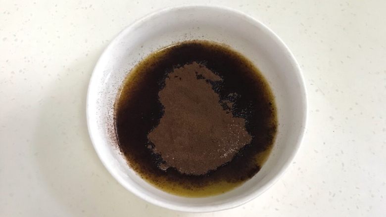 咖啡海绵蛋糕杯(分蛋法),往混合好的黄油咖啡液内筛入<a style='color:red;display:inline-block;' href='/shicai/ 920'>可可粉</a>。