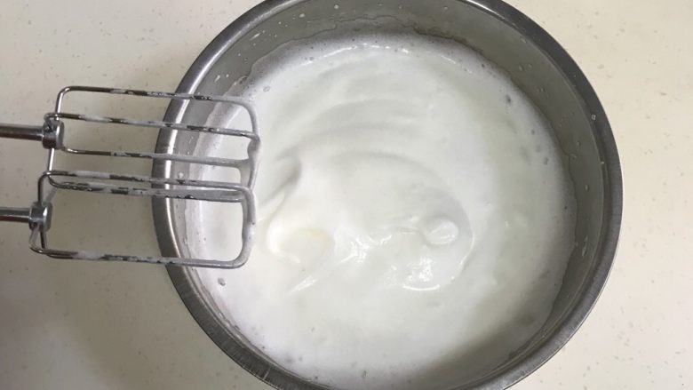 咖啡海绵蛋糕杯(分蛋法),打至蛋白出现纹路时,加入剩下的细砂糖。