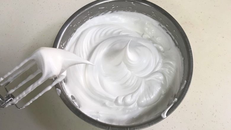 咖啡海绵蛋糕杯(分蛋法),一直打至蛋白呈干性状态,提起打蛋头有挺立的尖头且不下垂。