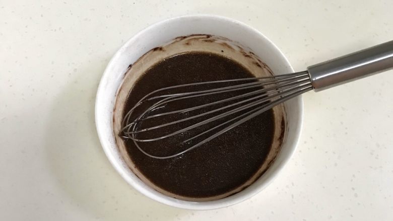咖啡海绵蛋糕杯(分蛋法),将可可粉搅拌至无颗粒状态。