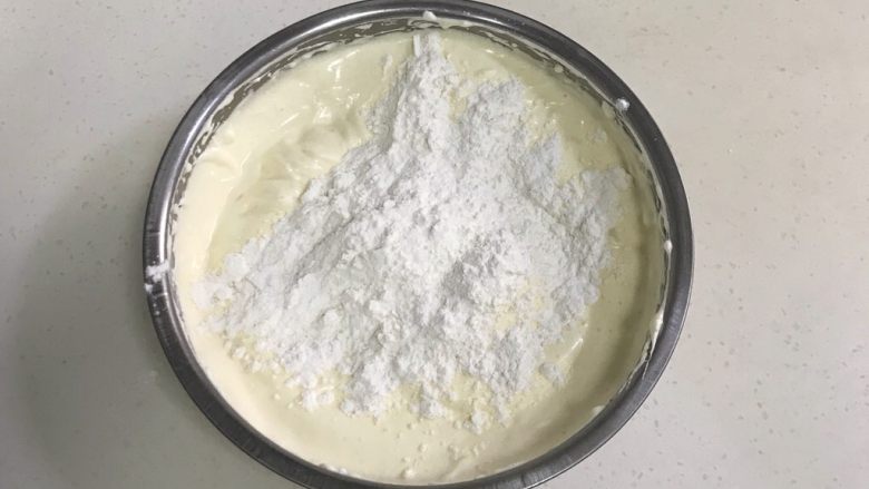咖啡海绵蛋糕杯(分蛋法),分两次加入事先过筛好的低筋面粉,用刮刀翻拌均匀。
