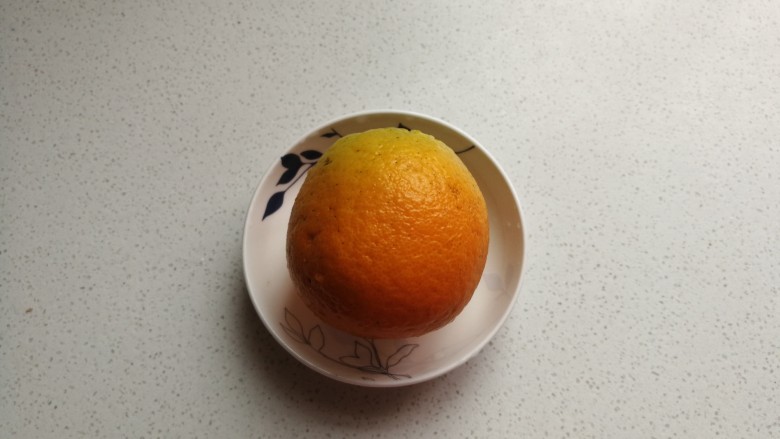 香橙海绵纸杯蛋糕,鲜橙一个,用少许苏打粉清洗干净表面。