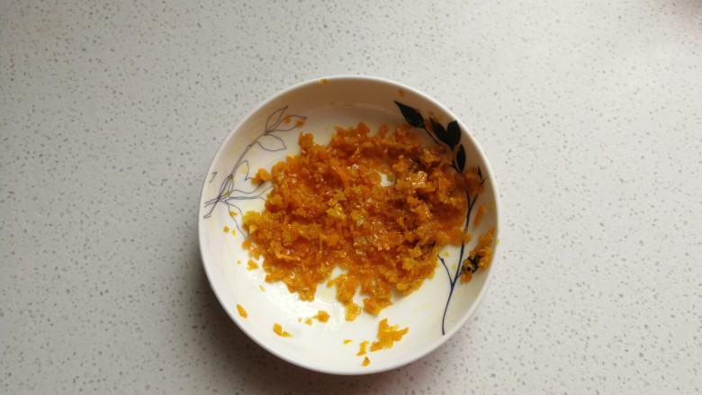 香橙海绵纸杯蛋糕,刮好的橙皮用刀切碎,然后加入少许朗姆酒和<a style='color:red;display:inline-block;' href='/shicai/ 865'>蜂蜜</a>拌匀腌制一下。(没有朗姆酒可不加)