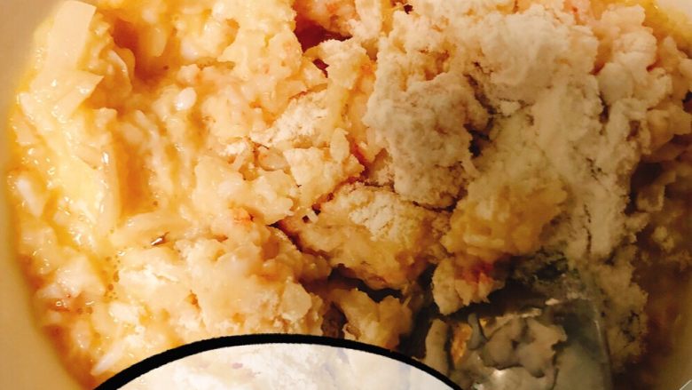 虾仁藕饼,加入面粉