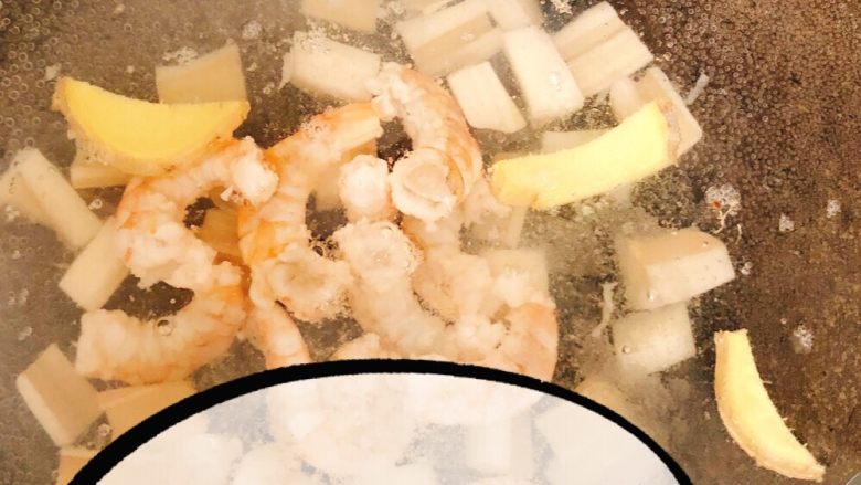 虾仁藕饼,煮虾，莲藕