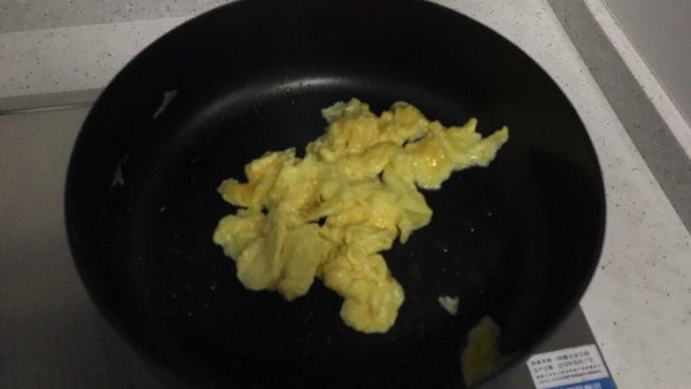 快手正餐 苦瓜炒鸡蛋,起油锅,先将鸡蛋炒熟,盛出备用