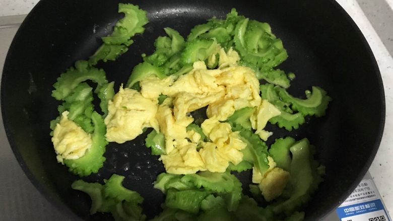 快手正餐 苦瓜炒鸡蛋,锅内留底油,下苦瓜,翻炒1分钟左右,加入鸡蛋,再加少许热开水