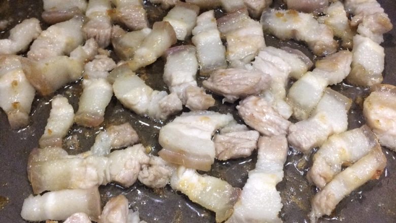 五花肉泡菜炒米粉,锅里少许油加热,倒入五花肉煎至表面微微金黄。