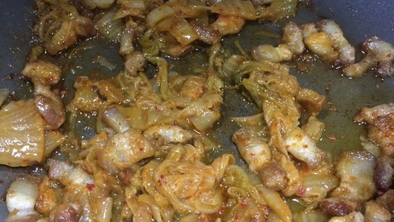 五花肉泡菜炒米粉,泡菜一般会带点泡菜水,炒到略微干一点就可以。