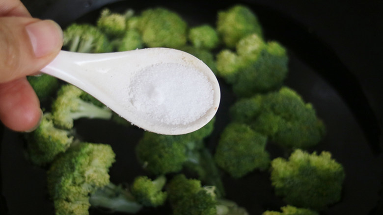 快手正餐 三丝杏鲍菇,将新兰花放入锅中焯水,摆盘备用。
