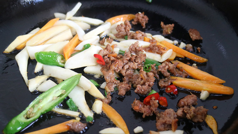 快手正餐 三丝杏鲍菇,再放入炒好的肉末进行均匀翻炒,知道食材全熟。