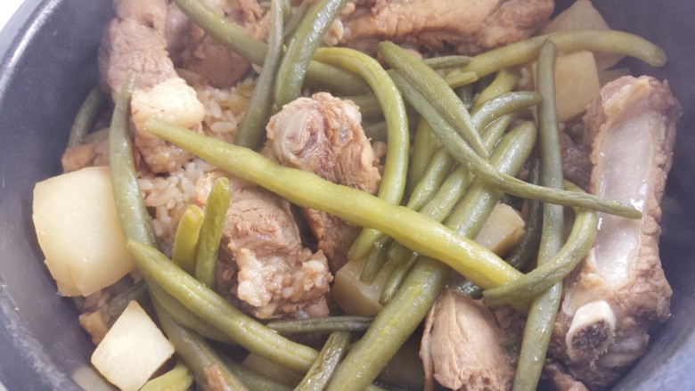 排骨焖饭,按煮饭键,把饭焖熟就可以。