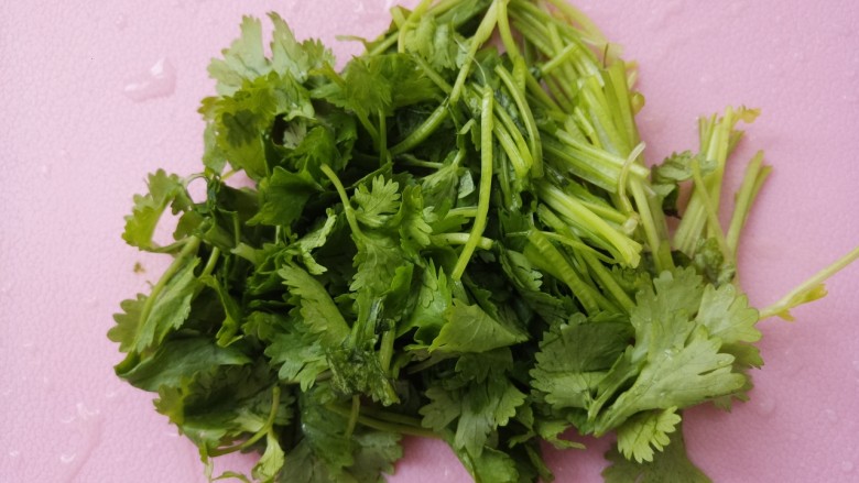 孜然牛肉炒饭,香菜洗干净,切成段。