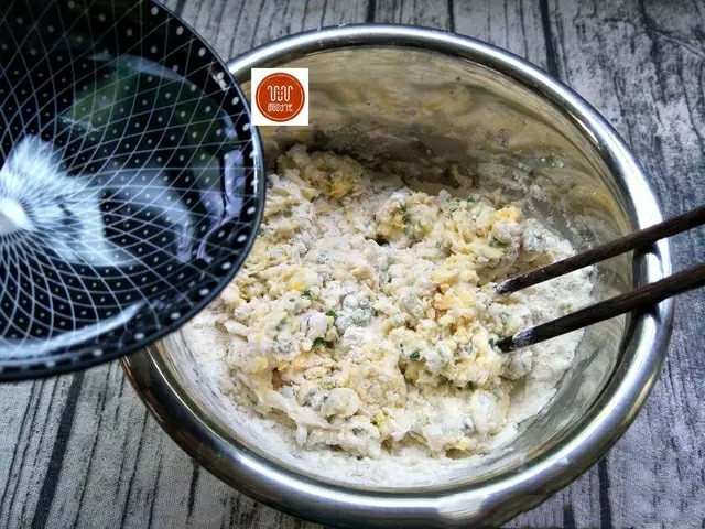 葱花饼,分次加入温水,用筷子搅拌均匀。
