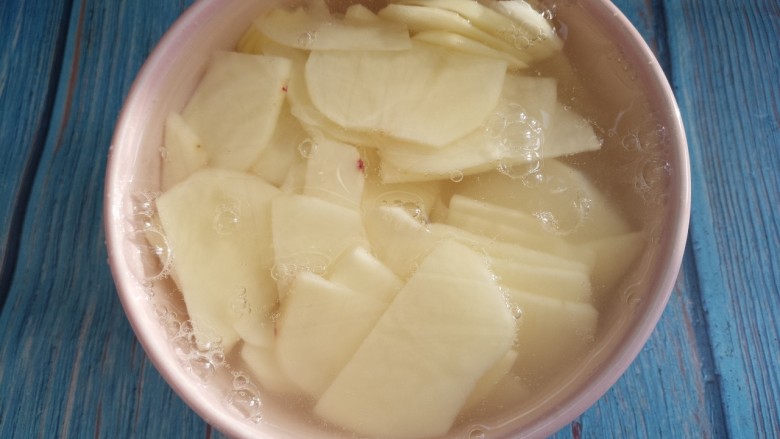 韩式炒土豆片,把土豆片放在水里泡着,去除土豆中的淀粉。