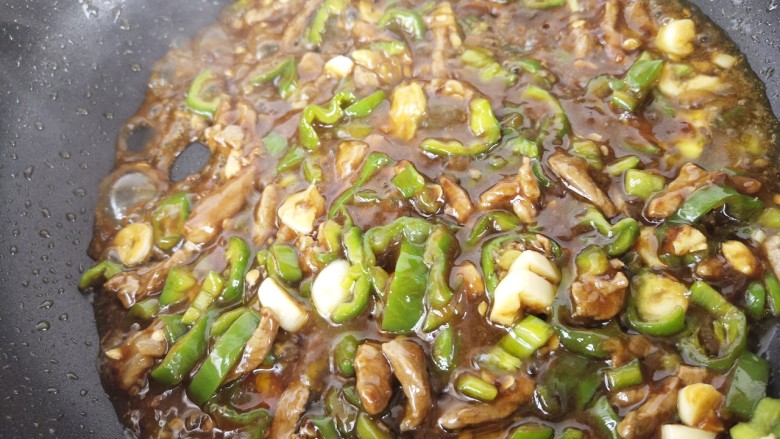 无辣不欢~青椒炒肉,然后翻炒均匀,收汁。