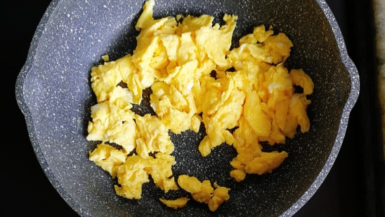 西红柿鸡蛋水饺,锅内倒入适量的油,倒入蛋液炒熟炒散盛出备用