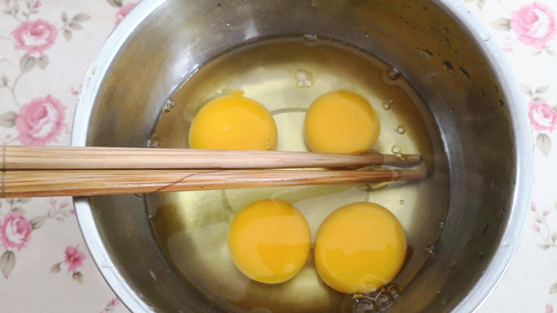 快手正餐 辣椒炒鸡蛋,<a style='color:red;display:inline-block;' href='/shicai/ 9'>鸡蛋</a>打入碗里,加少许盐一起打散,