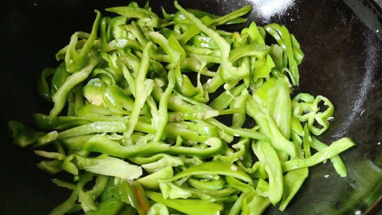 快手正餐 辣椒炒鸡蛋,另起锅,油热后放入辣椒开始翻炒,