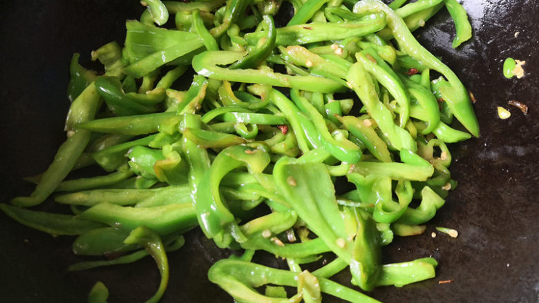 快手正餐 辣椒炒鸡蛋,炒几下倒入少许<a style='color:red;display:inline-block;' href='/shicai/ 692'>酱油</a>和盐,继续翻炒至辣椒变色,