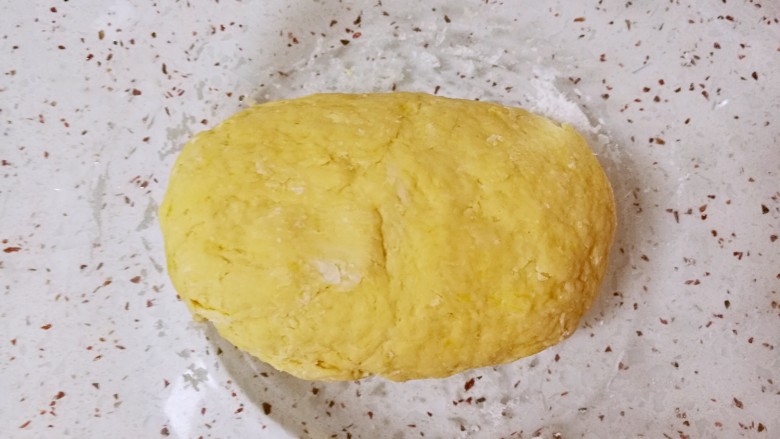 南瓜剪刀面,南瓜泥加入面粉中,先用筷子挑拌成絮状,再加适量的水和成稍硬一点的面团,盖上保鲜膜饧二十分钟,中间揉一次。
