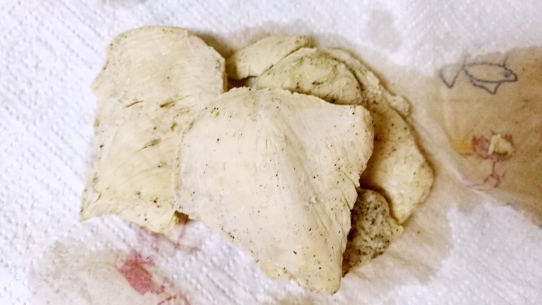 鸡丝凉面,煮好的鸡脯肉用凉水冲一下,洗去表面的浮沫,用厨房用纸吸干肉表面的水分。