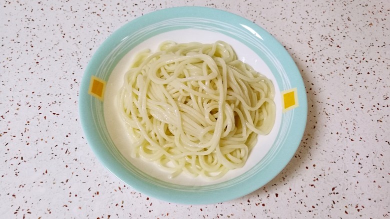 鸡丝凉面, 面条煮好以后过凉水,沥干水盛在盘子里。