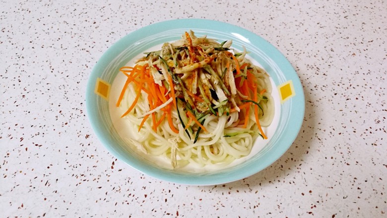 鸡丝凉面,浇上焙煎芝麻口味的丘比沙拉汁,淋一点辣椒油。