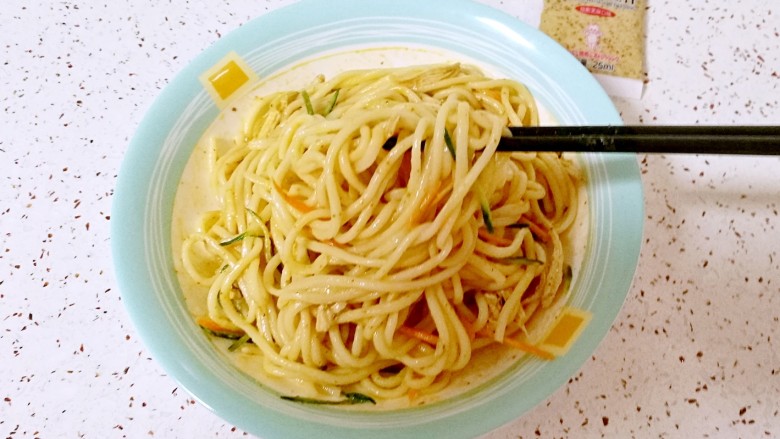 鸡丝凉面,看看拌好的样子(拌的时候还放了一点醋),尝一口,好好吃。