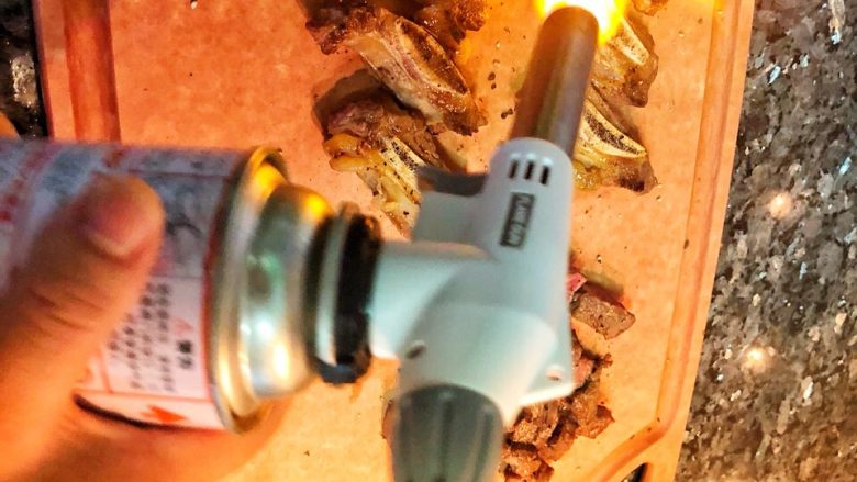 非专业户懒人普通自己研究🔥火枪版牛仔骨做法/不喜勿喷,4.牛肉条部分切成粒,洒上<a style='color:red;display:inline-block;' href='/shicai/ 134333'>黑胡椒</a>,然后火枪侍候,烧🔥至牛排表皮起焦即可