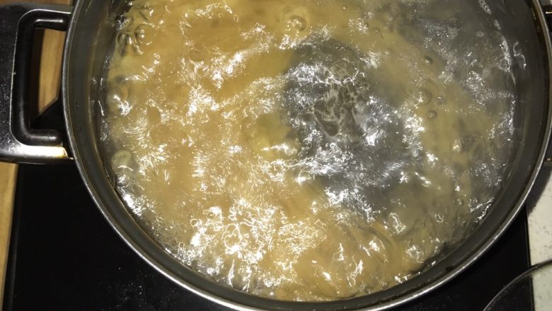 黑椒牛肉意大利面,用筷子拨散,煮8分钟,熟透即可