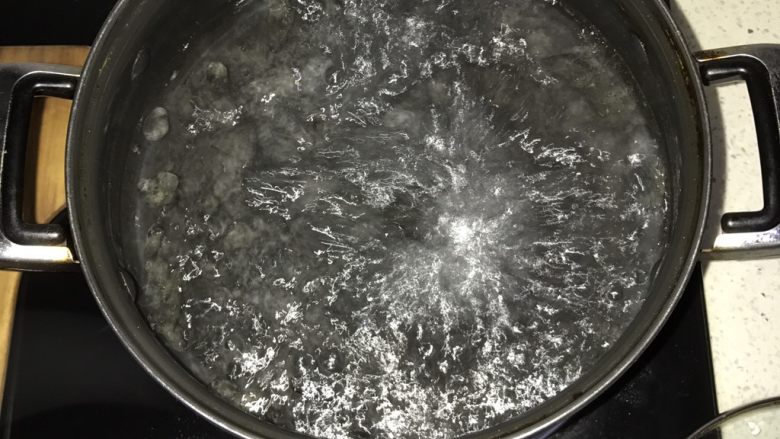 黑椒牛肉意大利面,锅中放水沸腾后,加油、盐(盐能让面入味,油让面不粘)