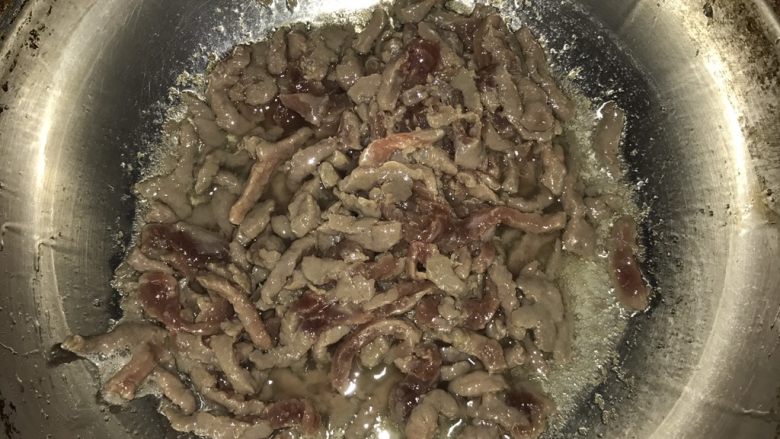 黑椒牛肉意大利面,锅放油炒牛肉丝,炒到半生熟,盛出来