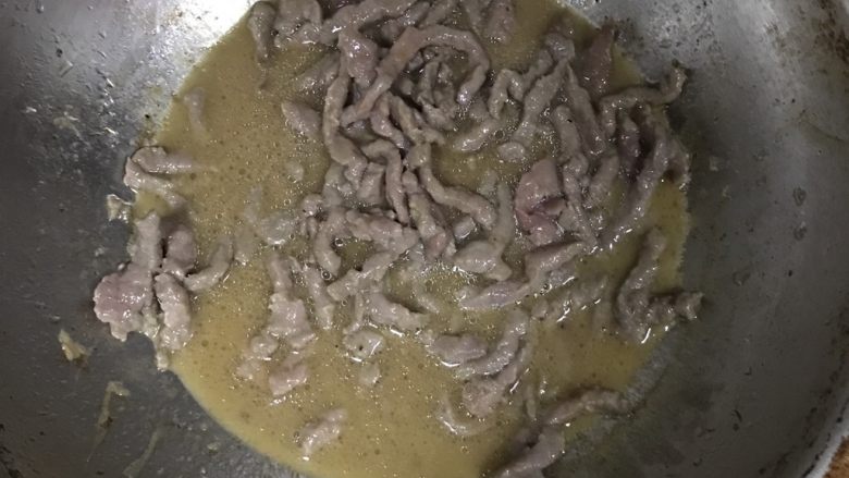 黑椒牛肉意大利面,等黄油融入汤中,加牛肉丝煨煮,火调小,勾芡