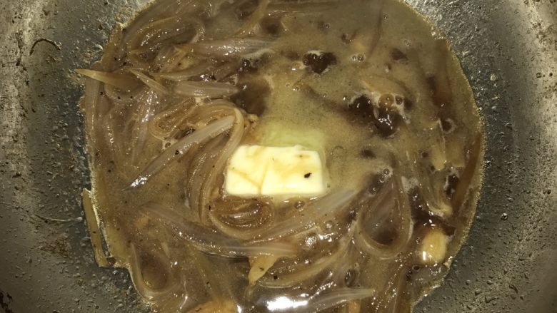 黑椒牛肉意大利面,加水煮一下,再加无盐黄油入锅