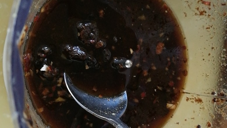 大暑处暑养生
黄芪黄精姜枣玫瑰八珍膏,黄芪黄精用搅拌机打成浆,黄精不需要打得过细,留的颗粒更有口感