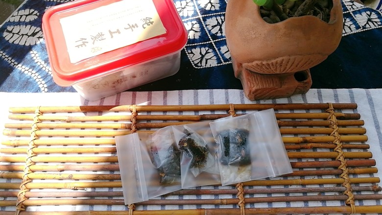 大暑处暑养生
黄芪黄精姜枣玫瑰八珍膏,每天早上一包,从冰箱取出后放一会儿再吃,以热水配服。