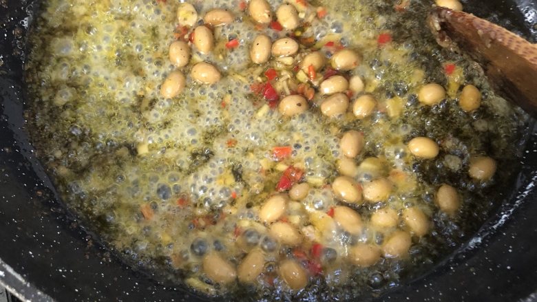 水豆豉大葱炒肉丝,再次将油烧热 给豆豉 炒半分钟
水豆豉 是农村手作 无防腐 为了保证质量不容易发酵变酸 盐分比较重 所以这道菜里没有加盐 配菜「大葱」也要加足够量 便于分解盐度 肉吃着也不那么腻
平时的食谱成分我都估摸着写净含量 精确度基本八九不离十 这个食谱每样食材成分都准确过磅 朋友们 第一次做 最好 都过磅再操作