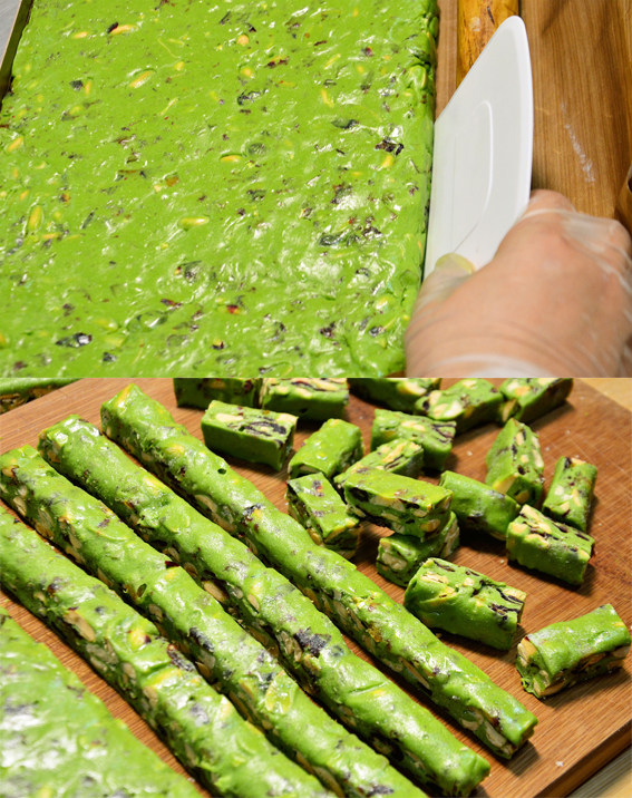 抹茶牛轧糖(棉花糖版),将混合好的糖倒入不粘烤盘中,适当按压得更紧实。并用刮板整形成方正的状态,尽量减少边角料。冷了后切件包好即可。