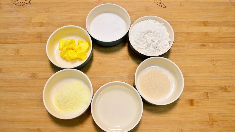 椰蓉奶油面包, 除黄油以外材料放入厨师机搅拌桶,慢速拌匀,中速揉至面团表面光滑。