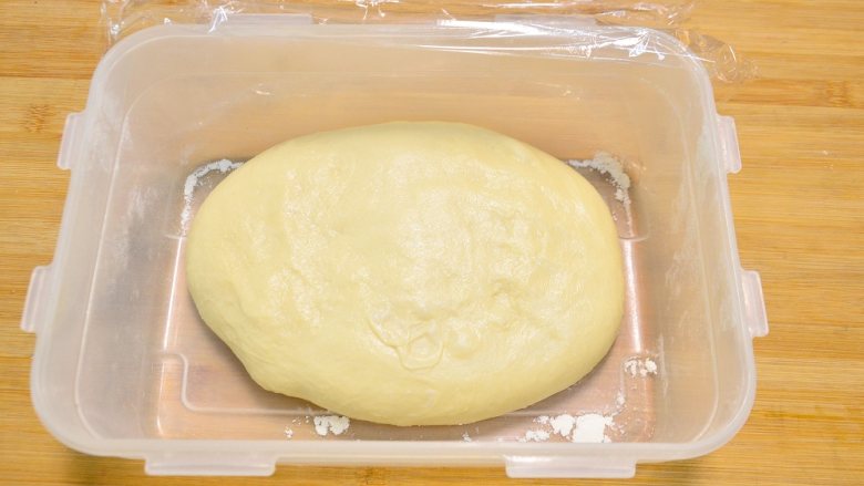 椰蓉奶油面包,面团摊平保鲜盒密封盖子,丢进冰箱冷藏大概一个半小时(可以烤箱或者发酵箱26度发酵一个小时)。