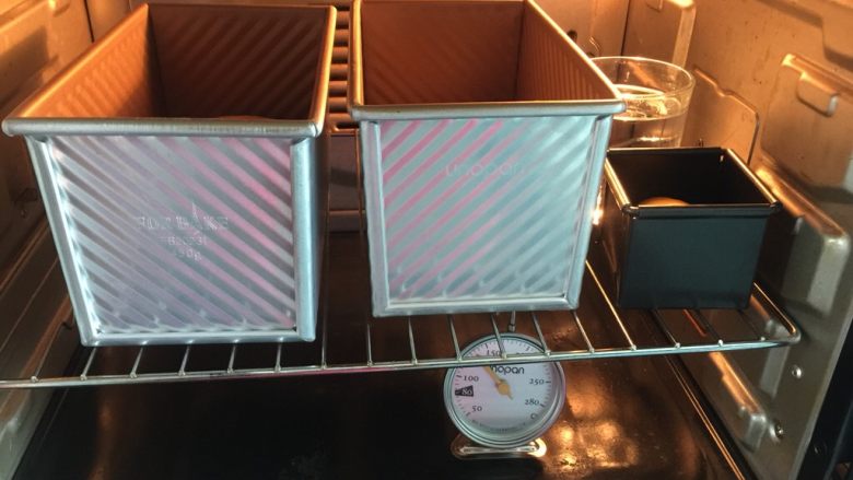 南瓜沙拉肉松小吐司
,烤箱中放入1杯开水后按保温键,保持烤箱温度在38℃,再放入吐司胚子到烤炉中进行二次发酵(50分钟左右),发至如图即可