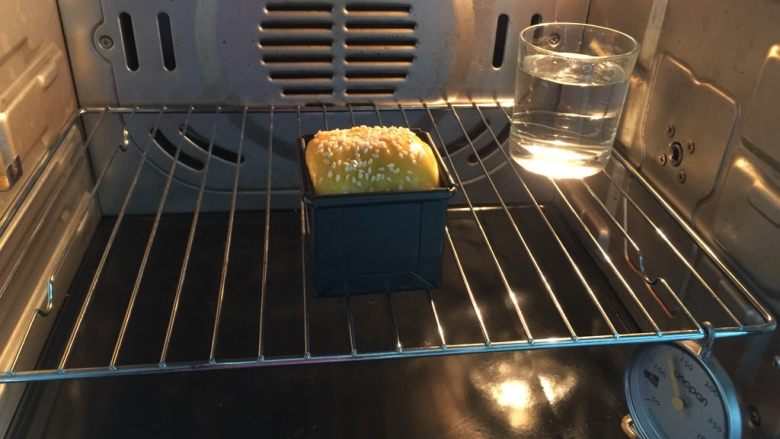 南瓜沙拉肉松小吐司
,放入预热好的烤箱中层,以180℃上下火烤35分钟