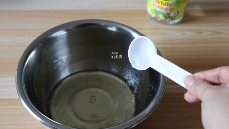 胡萝卜猫爪蛋糕,蛋白里滴几滴白醋,用电动打蛋器稍微打发一下,倒入20g白糖继续打发;