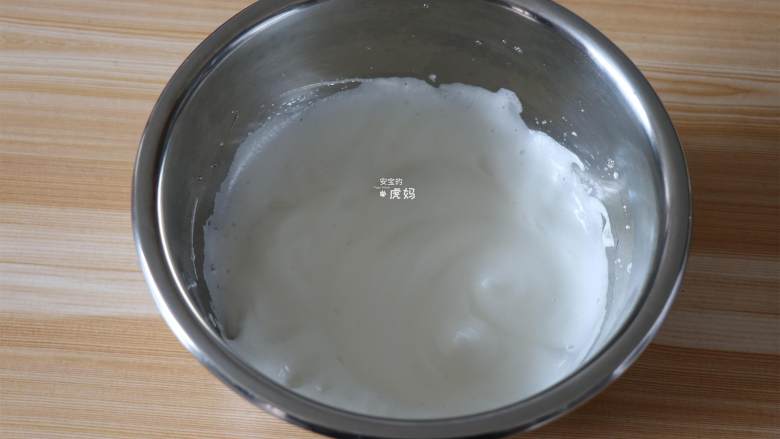胡萝卜猫爪蛋糕,打发到细密的气泡时再倒入20g白糖接着打发;