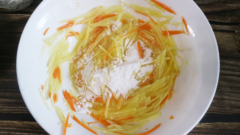 快手早餐 土豆丝饼,搅拌均匀再倒入适量的<a style='color:red;display:inline-block;' href='/shicai/ 519'>面粉</a>,直至粘稠。