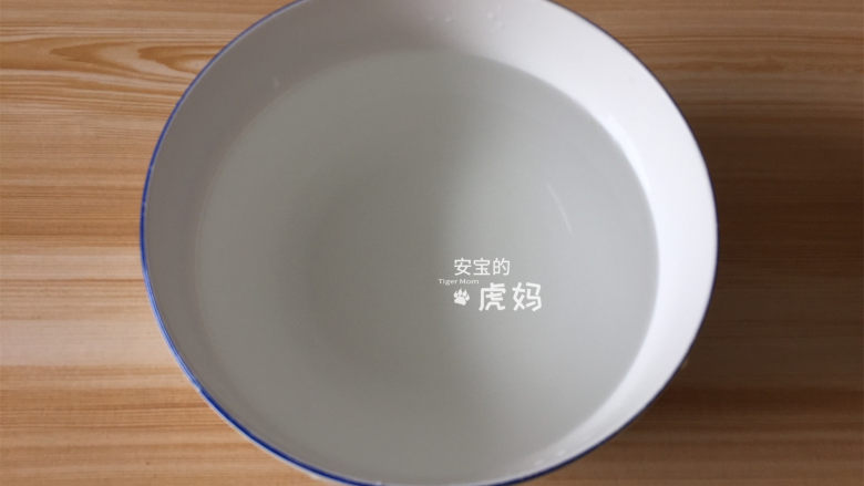 凤梨香蕉奶昔,冲泡好一碗淡盐水;